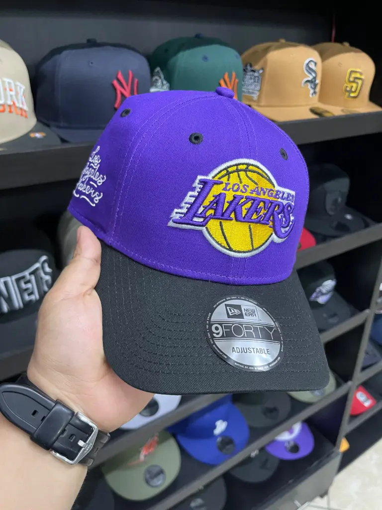9forty LAKERS Morada con Negro 