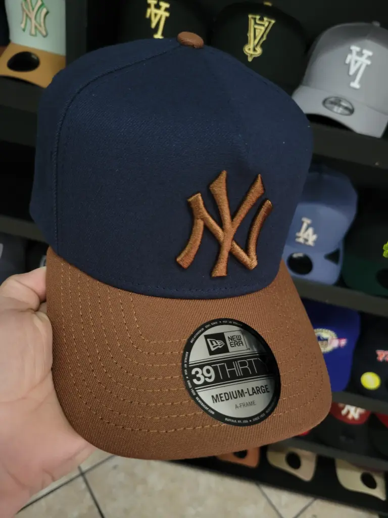 9forty Yankees azul con cafe 
