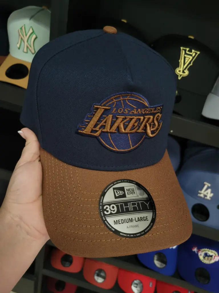 9forty Lakers Azul oscuro con cafe 